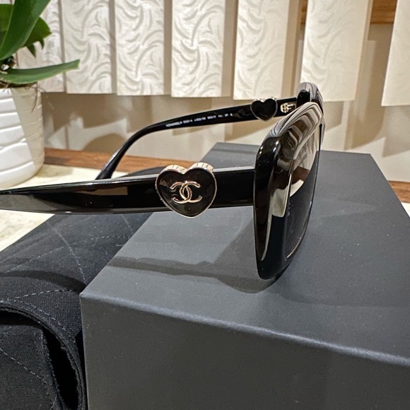 Chanel Black Rectangle Sunglasses with Heart Charm - Picture 4 of 8